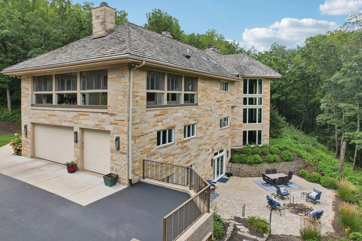 Property Photo: N1w31286 Hickory Hollow Ct WI 53018