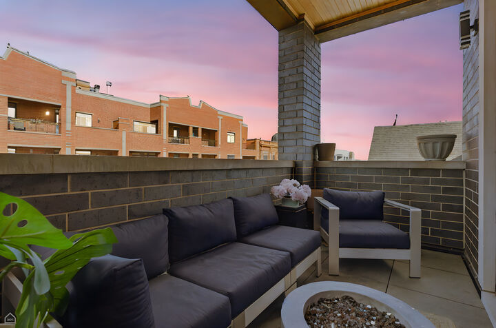 Property Photo:  2913 W Belmont Avenue 3A  IL 60618 