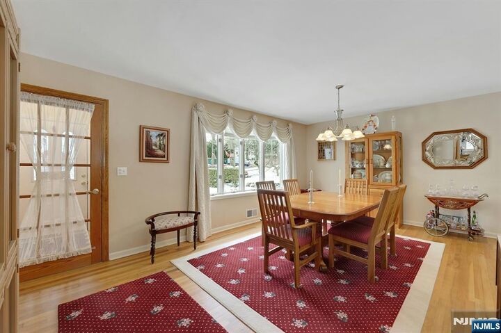 Property Photo:  9 Lockwood Lane  NJ 07624 