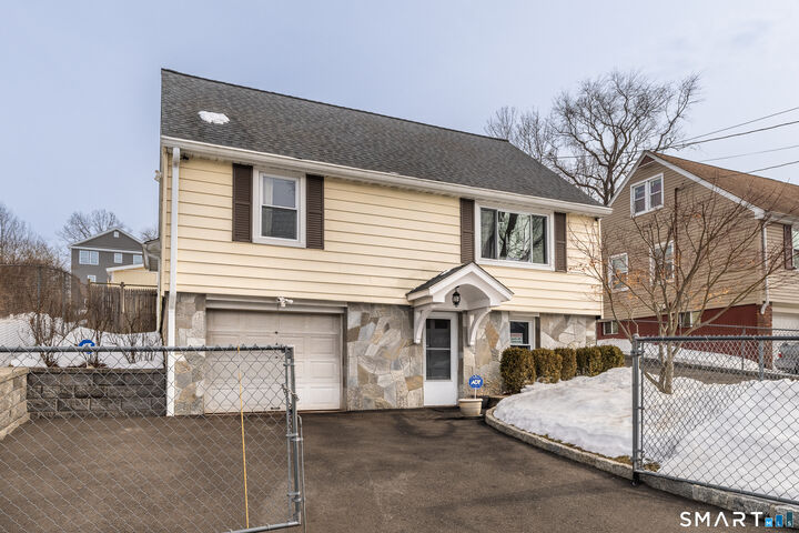 Property Photo:  46 Oakleaf Street  CT 06606 