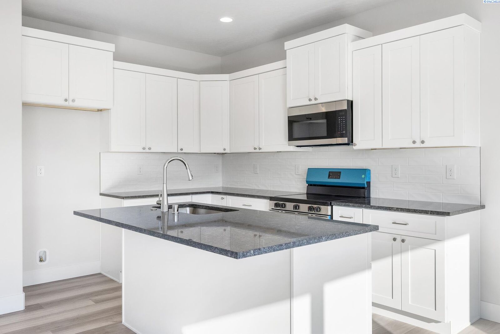 Property Photo: 7581 Grapevine Ct WA 99353