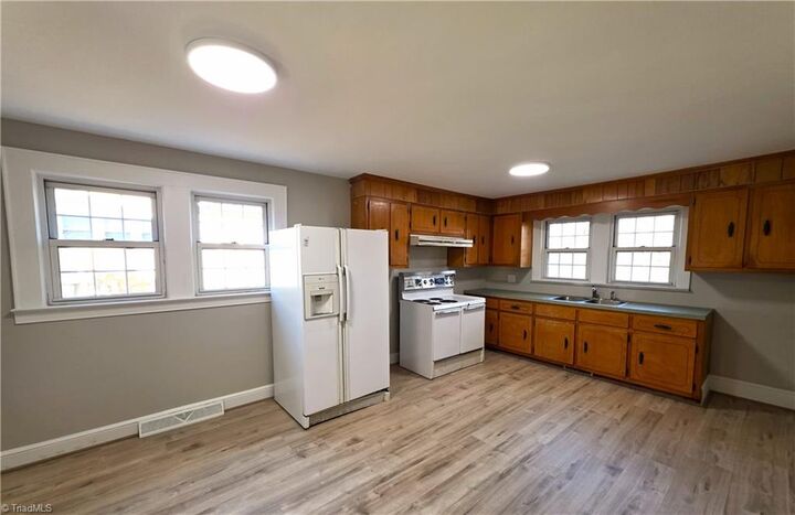 Property Photo: 802 E Warren Avenue NC 27288