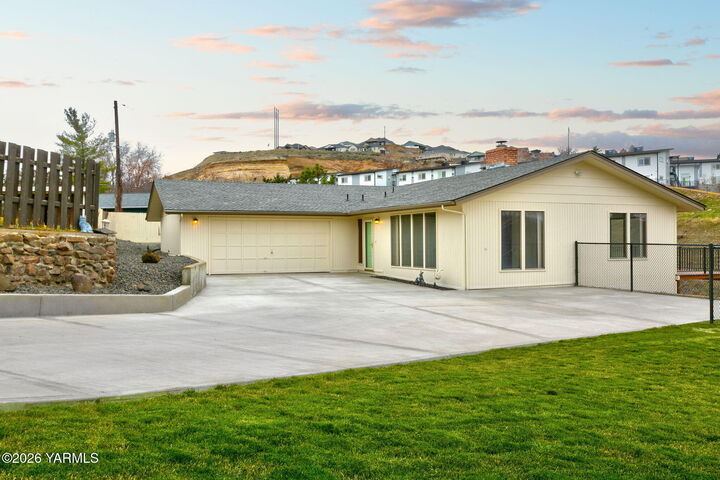 Property Photo:  608 Anchor Pl  WA 98942 