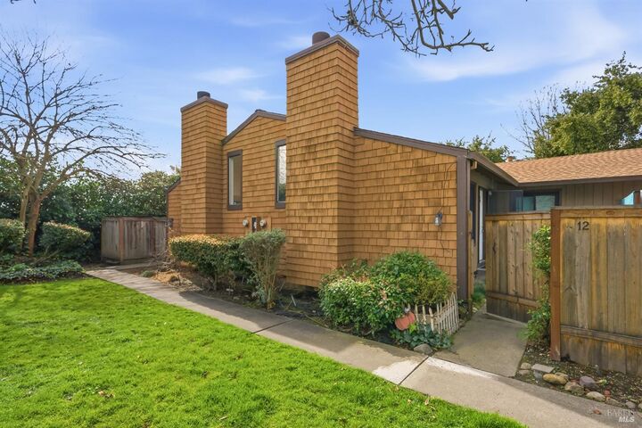 Property Photo:  850 E Cotati Avenue 11  CA 94931 