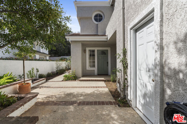 Property Photo:  843 Sunstone St  CA 91362 