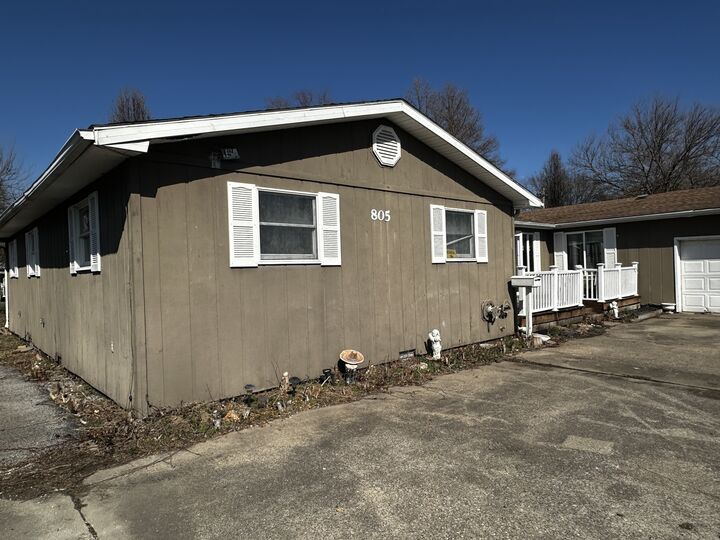 Property Photo:  805 W Helen Avenue  IL 62822 