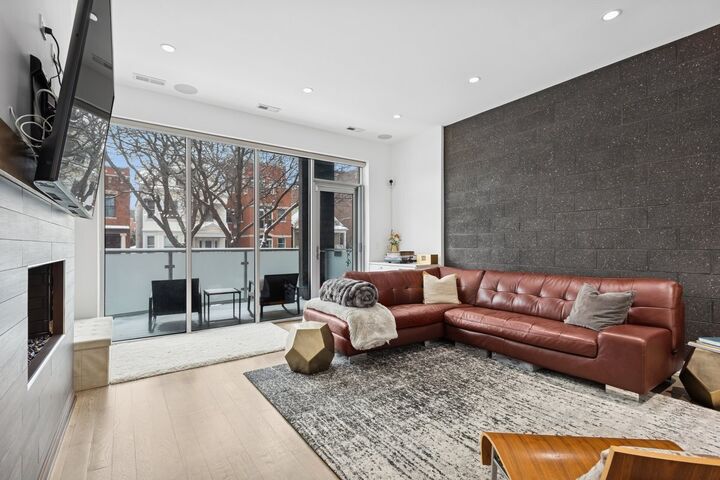 Property Photo:  1437 W Diversey Parkway 1W  IL 60614 