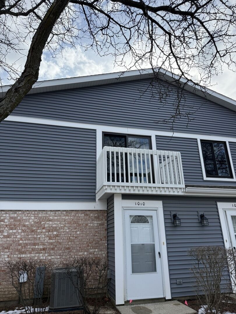 Property Photo: 1010 Hayes Court 1010 IL 60061