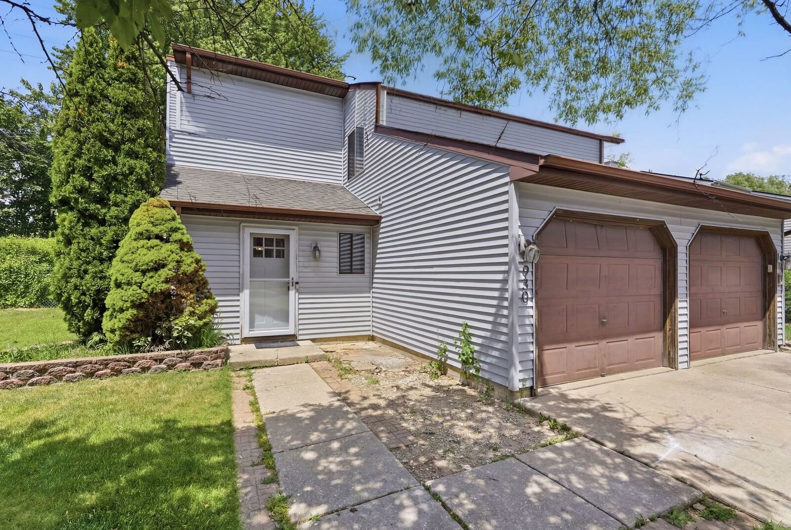 Property Photo: 930 Autumn Lane IL 60505