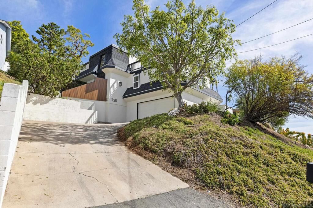 Property Photo: 1128 Dawnridge Ave CA 92021