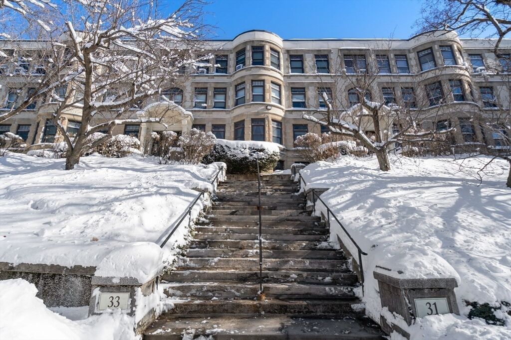 Property Photo:  33 Westbourne Ter 4  MA 02446 