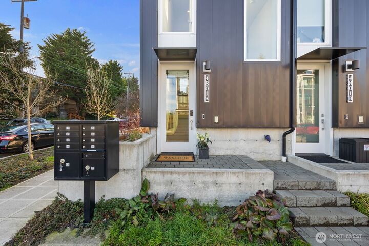 Property Photo: 4801 Dayton Ave A WA 98103