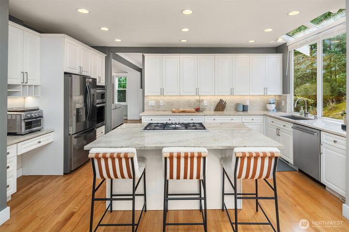 Property Photo:  6591  156th Avenue SE  WA 98006 