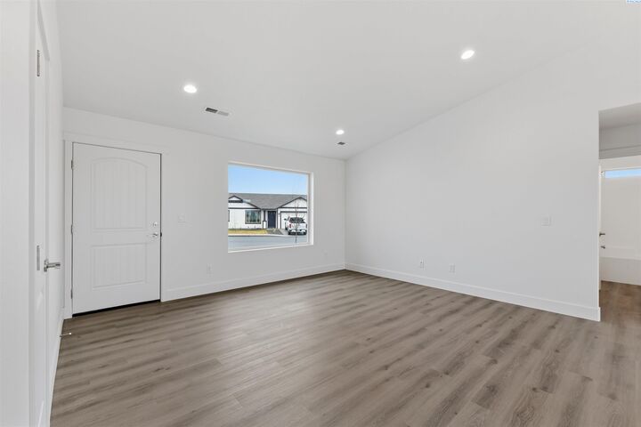 Property Photo: 604 Vineyard St WA 98930