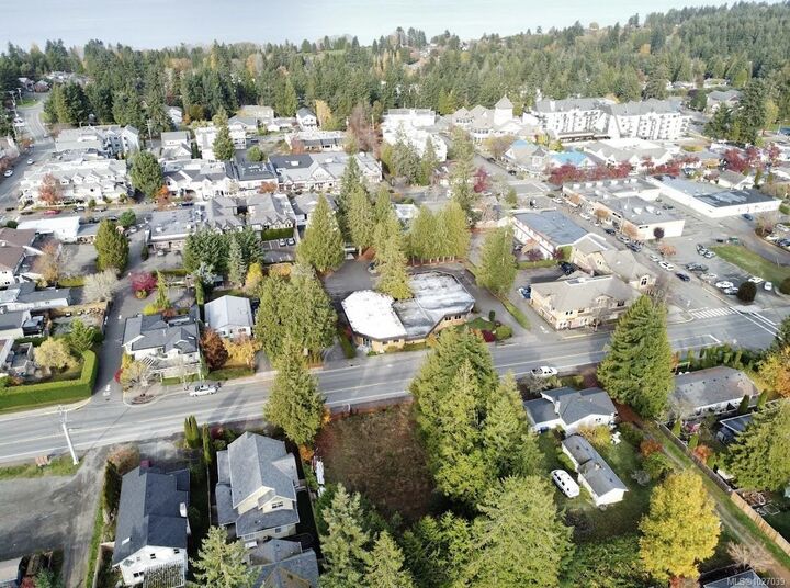 Property Photo: 172 Fern Rd W BC V9K 1S4