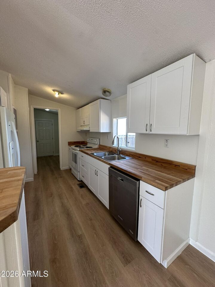 Property Photo: 5220 E Pearl Lane AZ 86326