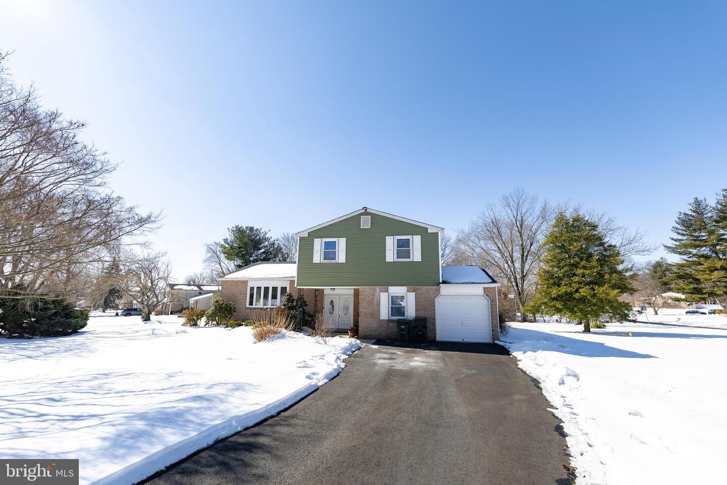 Property Photo: 184 W Georgianna Drive PA 18954
