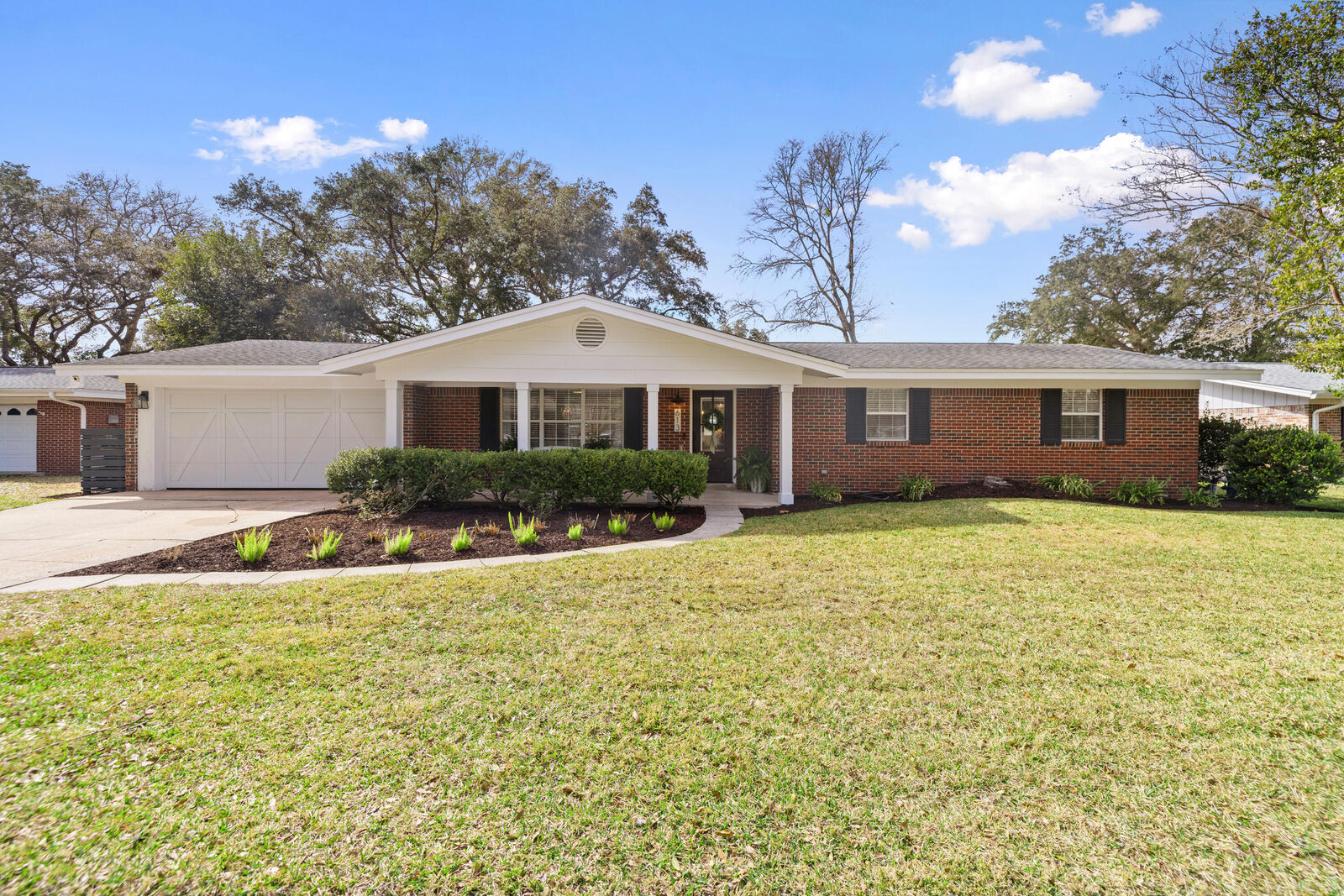 Property Photo: 613 NE Merioneth Drive FL 32547