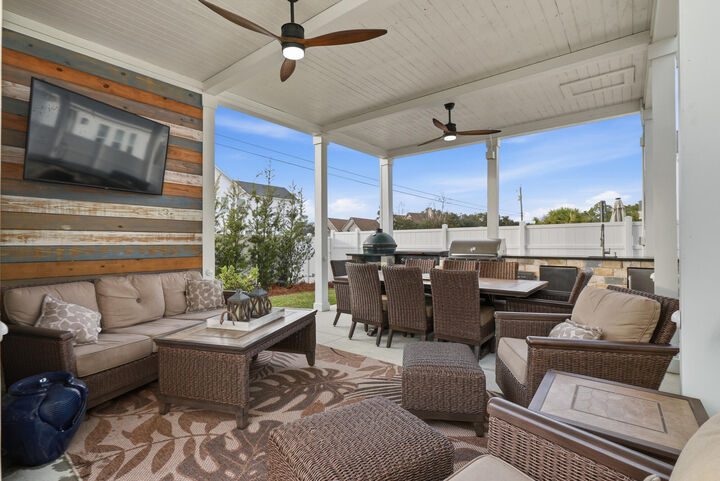 Property Photo:  725 Landing Circle  FL 32413 