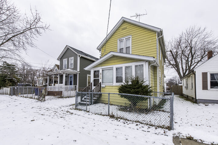 Property Photo:  614 Walnut Street  IL 60085 