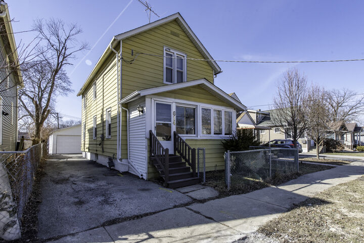 Property Photo:  614 Walnut Street  IL 60085 