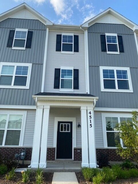 Property Photo: 4515 Chelsea Manor Circle 4515 IL 60504