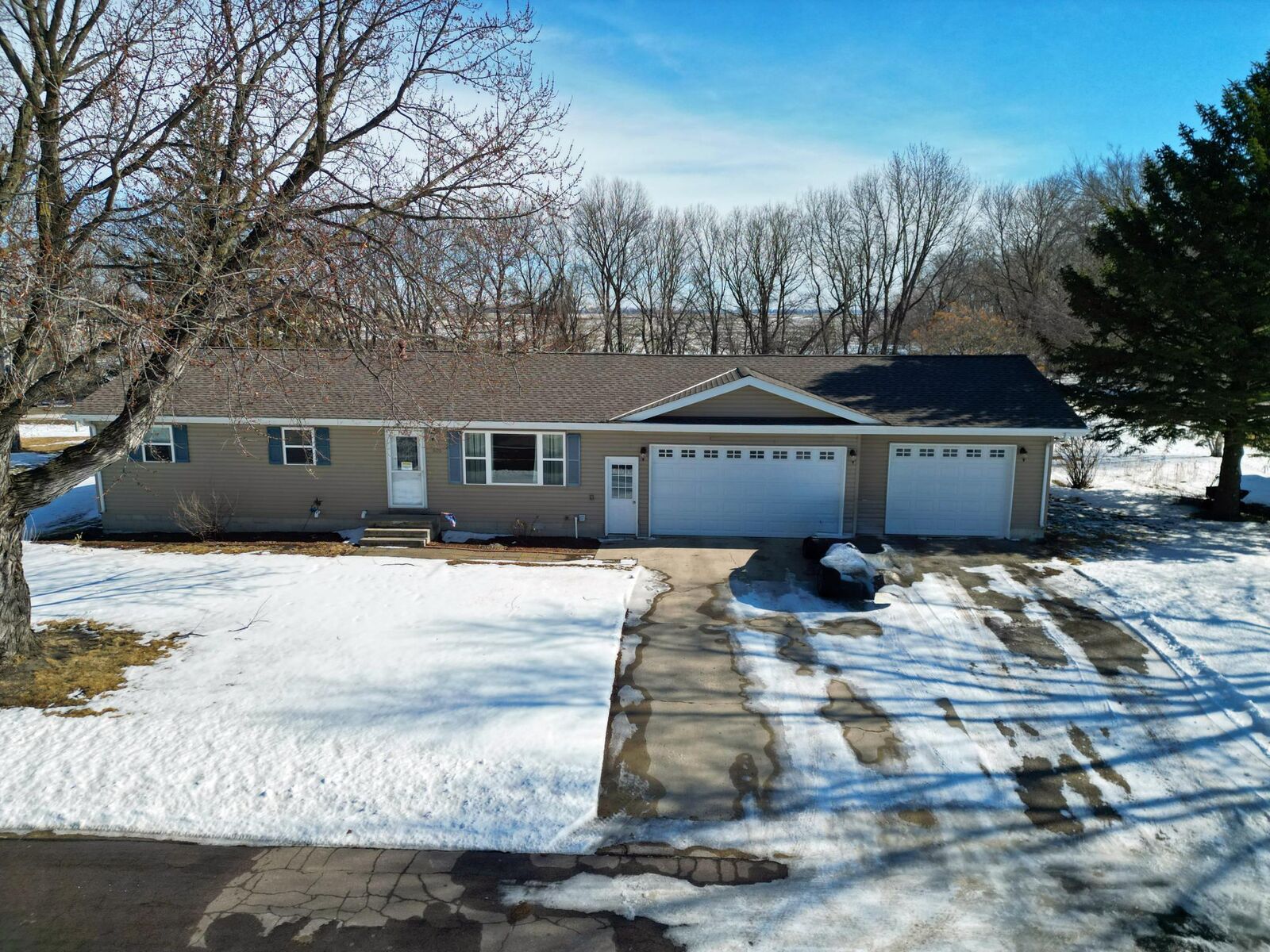 Property Photo: 405 Sunrise Drive MN 56277