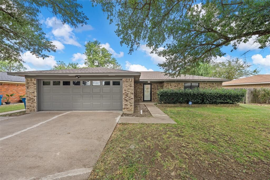 Property Photo:  106 Willowcrest Street  TX 76667 