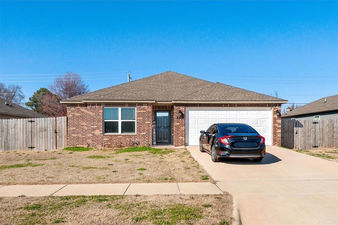 Property Photo:  2313 S Silver Street  AR 72761 