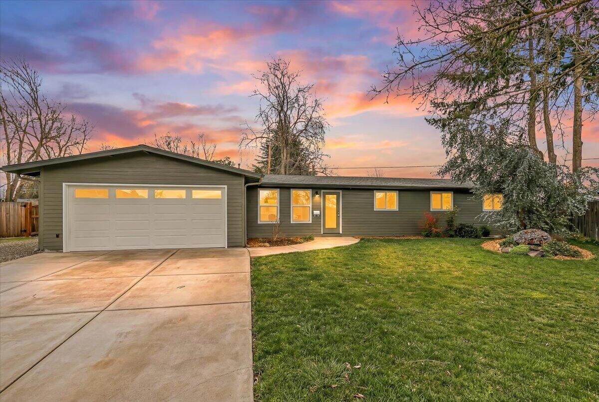 Property Photo:  532 Barry Circle  OR 97501 