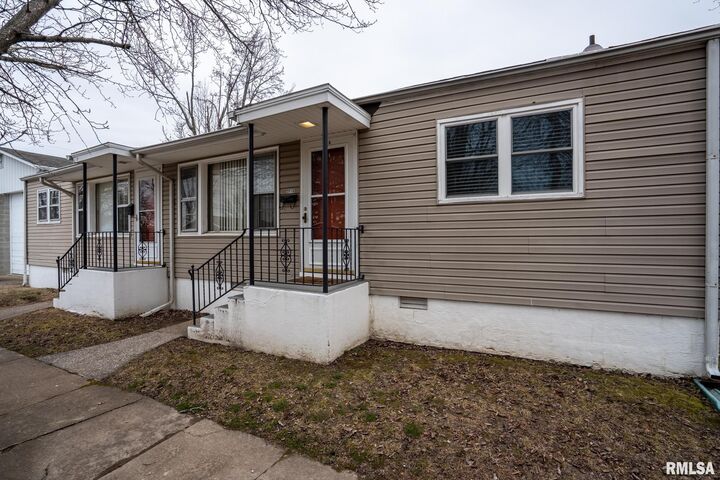 Property Photo:  301 N 12th Street  IL 62948 