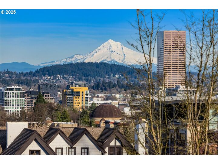 Property Photo:  724 NW Westover Cir  OR 97210 