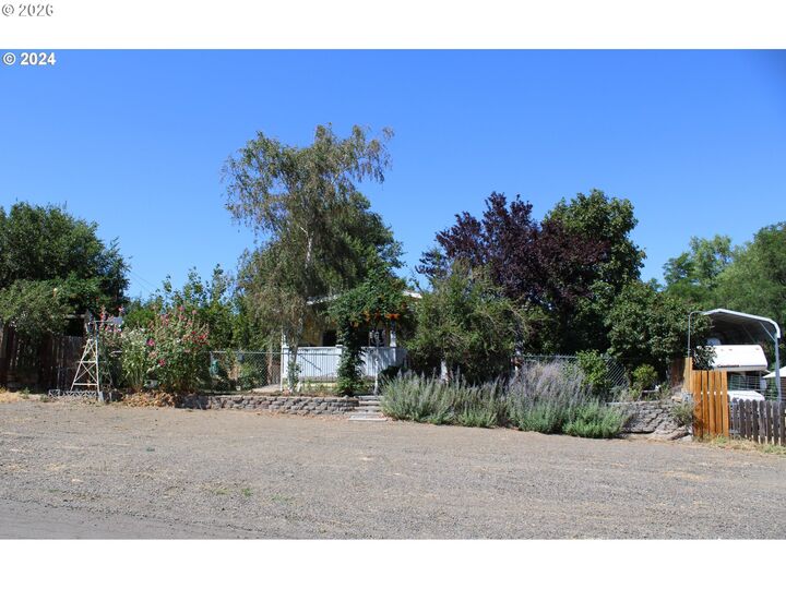 Property Photo: 707 Harrison St OR 97065