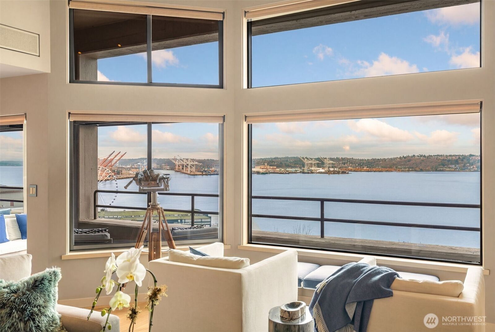 Property Photo:  2021  1st Avenue E8  WA 98121 