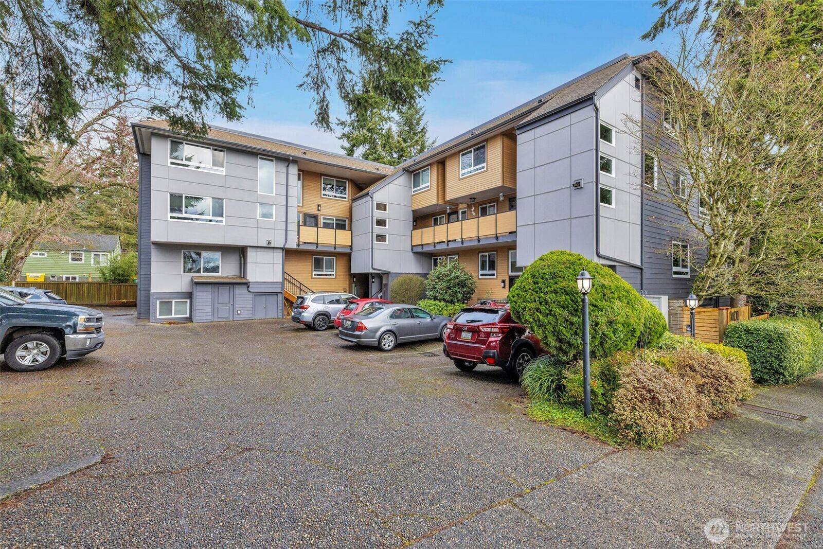 Property Photo:  11401  Roosevelt Way NE 1  WA 98125 