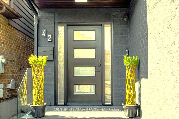 Property Photo: 42 Coventry Court ON L4C 8B8