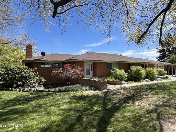 Property Photo:  330 Parish Rd  WA 98942 