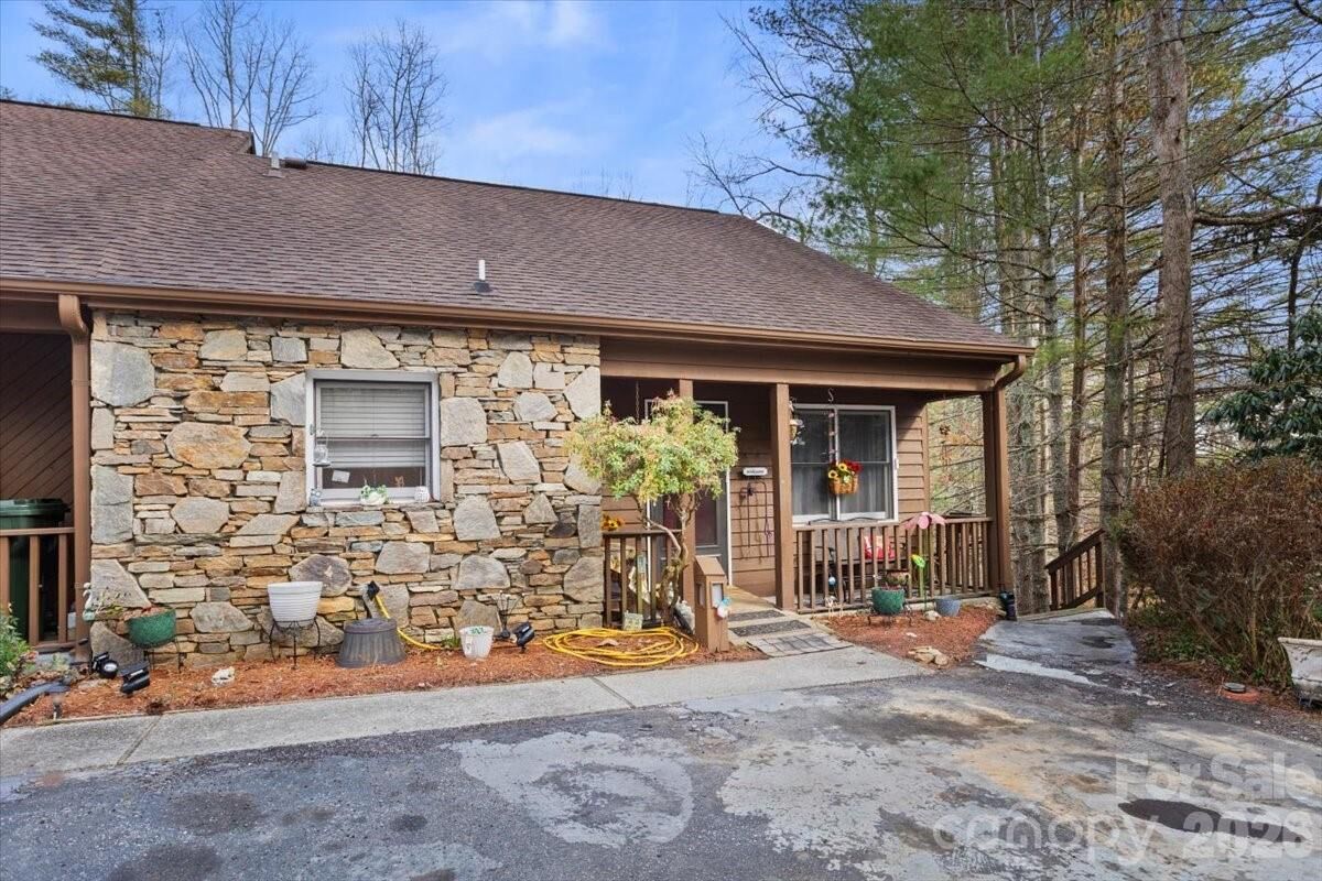 Property Photo:  51 Poplar Tree Lane  NC 28729 
