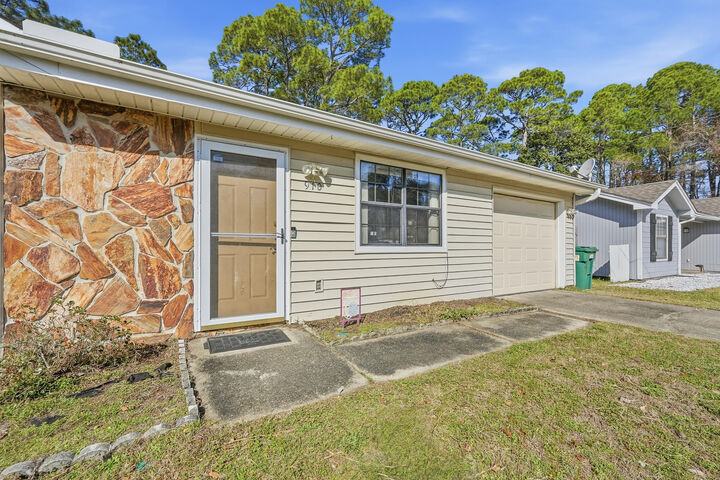 Property Photo:  910 Nutmeg Avenue  FL 32578 