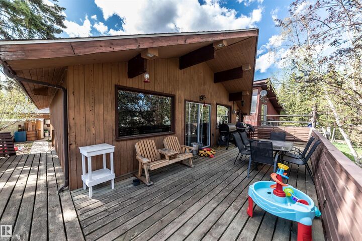 Property Photo:  1621 Marine Crescent  AB T0E 0A2 