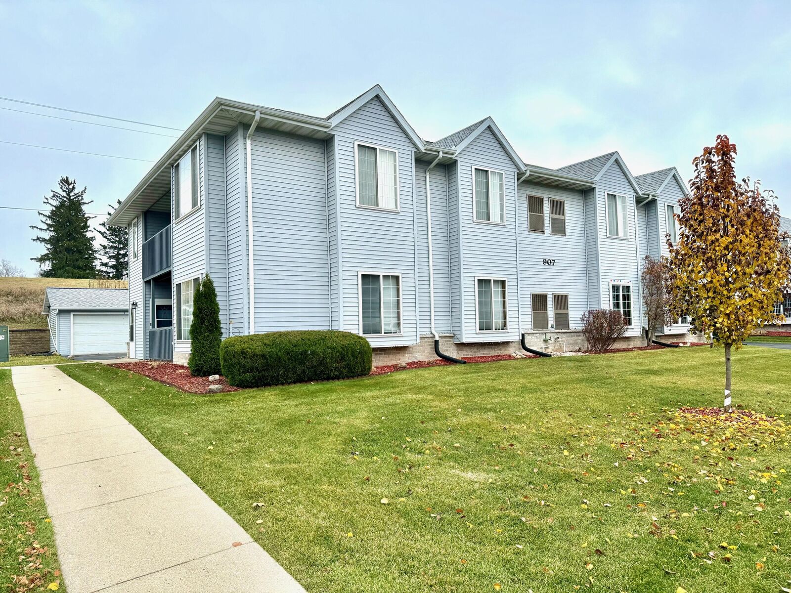 Property Photo: 907 Fox Creek Dr WI 53098