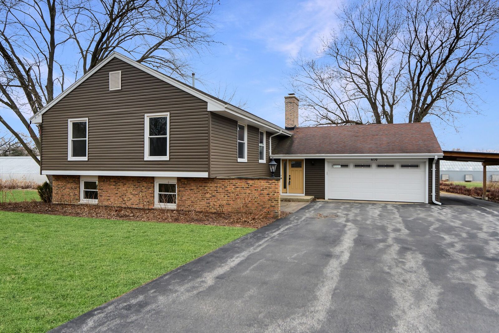 Property Photo:  1070 Center Drive  IL 60177 