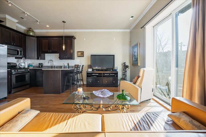 Property Photo: 207 E 31st Street 2G IL 60616