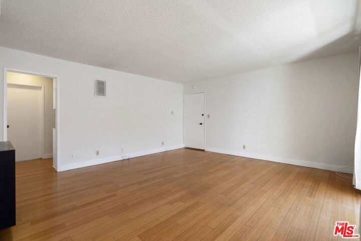 Property Photo:  11947 Kiowa Avenue 9  CA 90049 