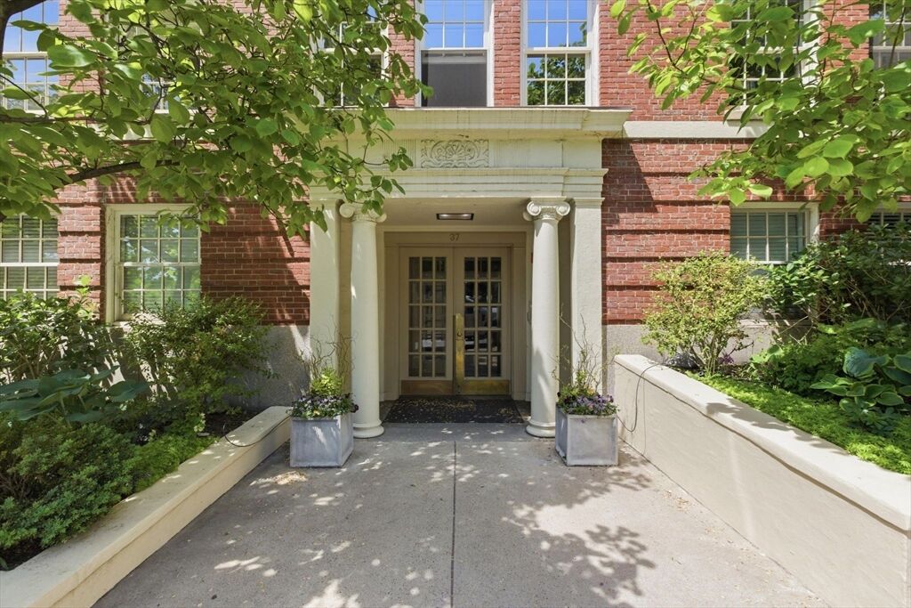 Property Photo:  37 Beacon St 23  MA 02108 