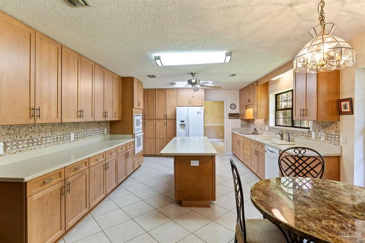 Property Photo: 219 Man O War Cir FL 32533