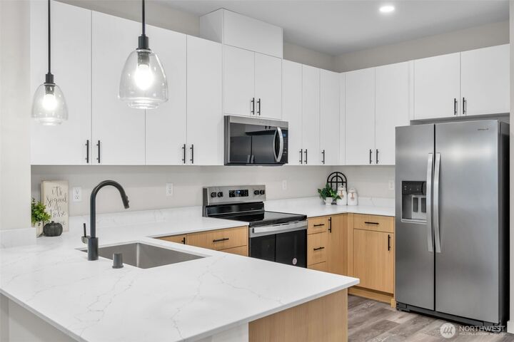 Property Photo:  15613  Admiralty Way B1  WA 98087 