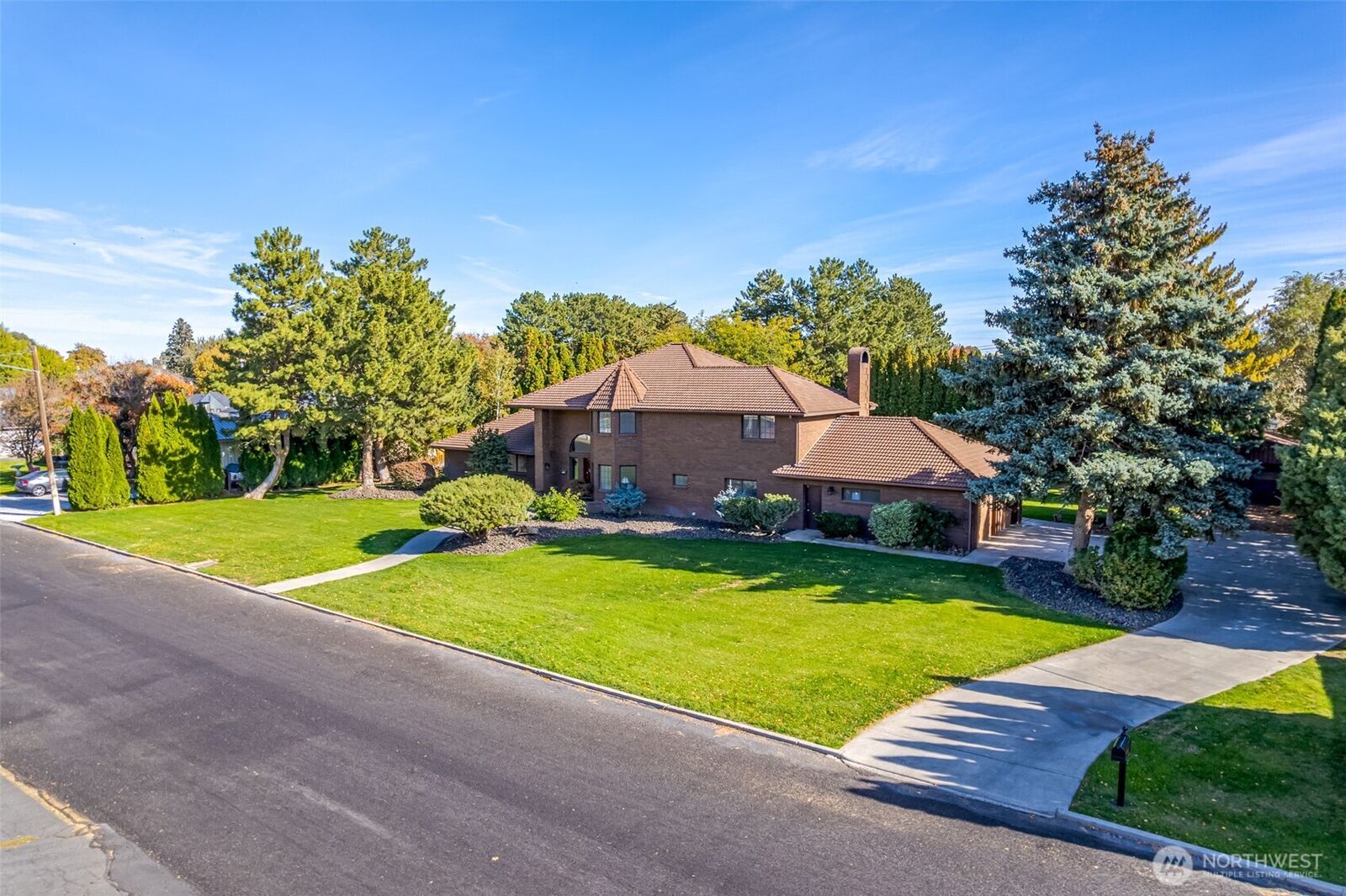 Property Photo: 810 D Street SW WA 98823