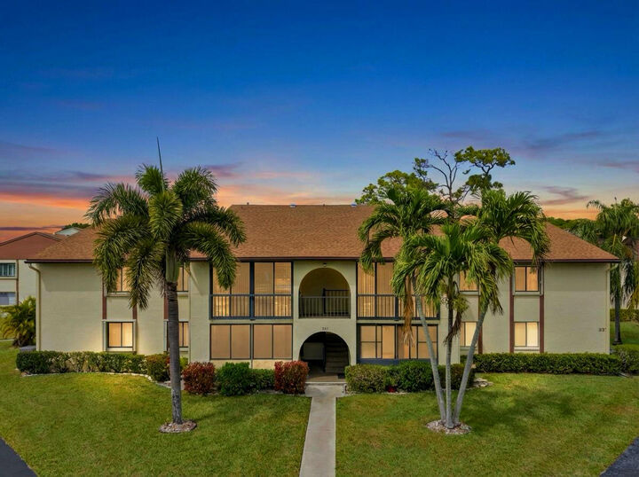 Property Photo:  331 Knotty Pine Circle D-2  FL 33463 