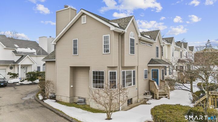 Property Photo:  168 Colonial Road Apt 6  CT 06906 